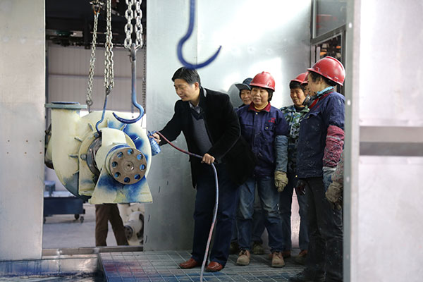 公司員工觀摩專家的噴漆手法與操作技巧