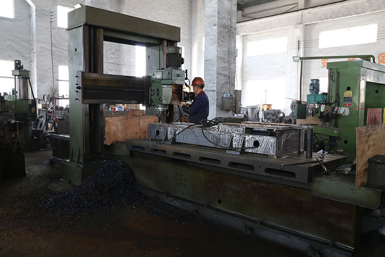 大泵焊接底板加工中