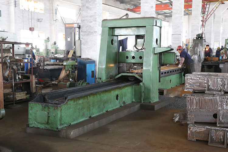 大泵焊接底板加工中