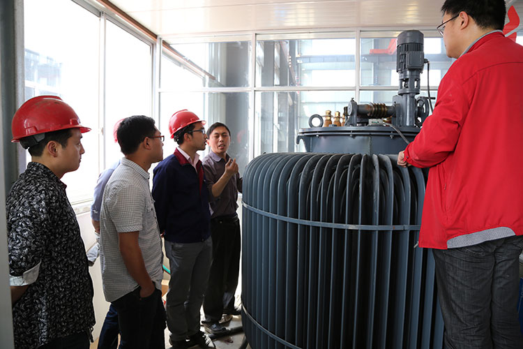 師傅講解操作注意事項