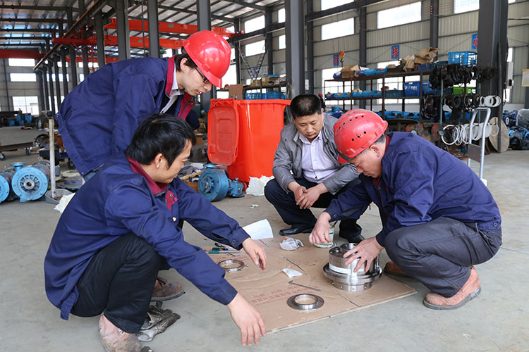 我公司員工逐個(gè)進(jìn)行現(xiàn)場(chǎng)拆裝操作，由廠方技術(shù)人員觀察指導(dǎo)