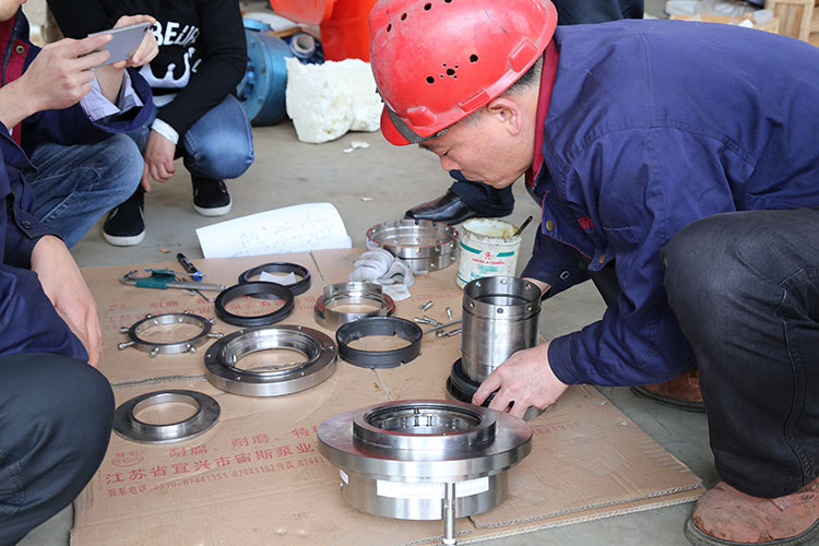 安裝車間員工在安裝機(jī)械密封