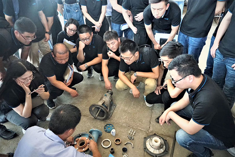 現(xiàn)場觀摩講解耐腐耐磨泵新型風(fēng)冷JS雙密封的組裝過程