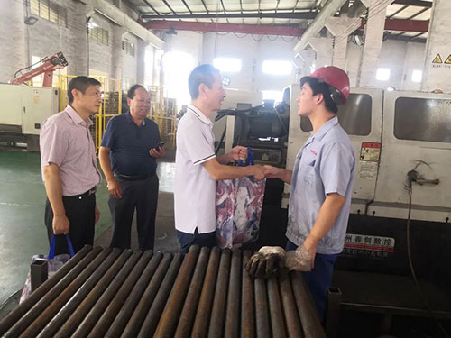 市總工會(huì)為宙斯泵業(yè)“送清涼”