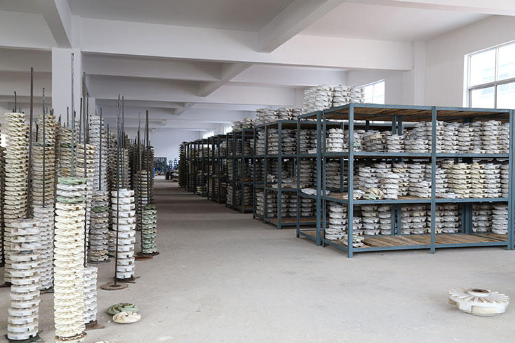 一側(cè)用貨架形式陳列的塑料泵蓋