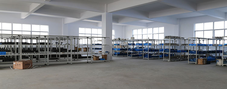 從門口看噴嘴倉庫的概貌，一行行貨架整齊擺放