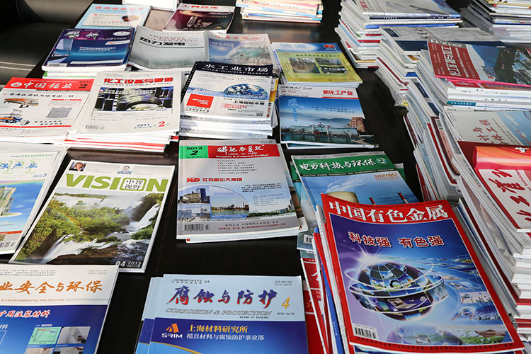 桌上擺放的各類雜志