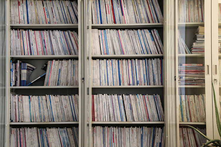 書(shū)柜中的書(shū)籍期刊琳瑯滿目