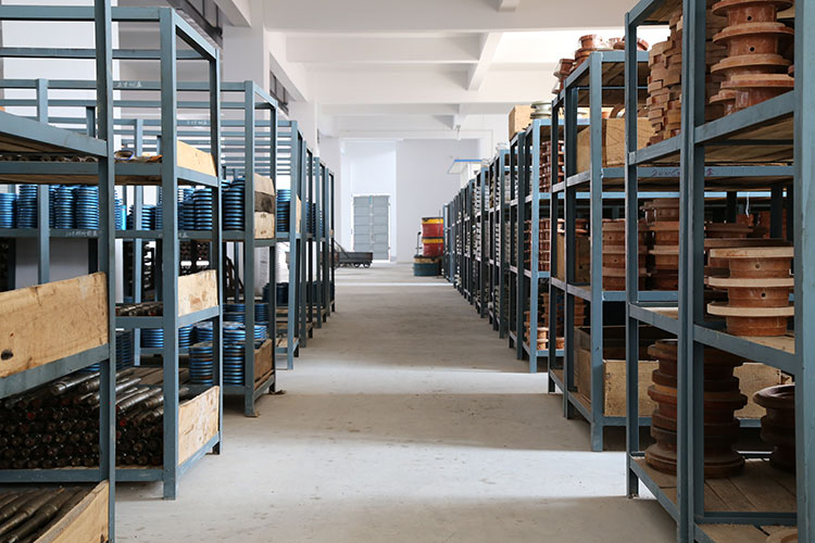 整齊陳列的貨架